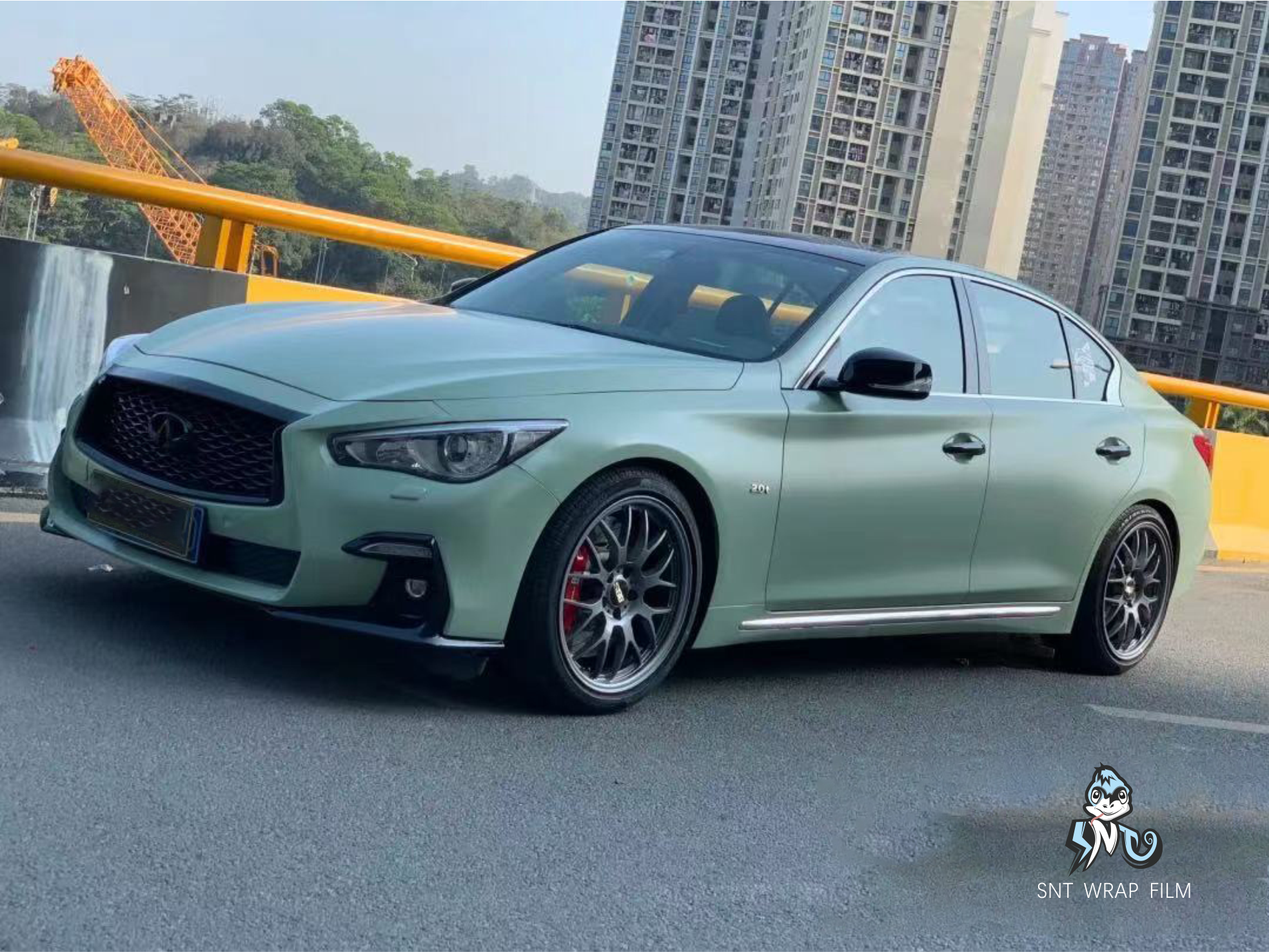 英菲尼迪卡其绿