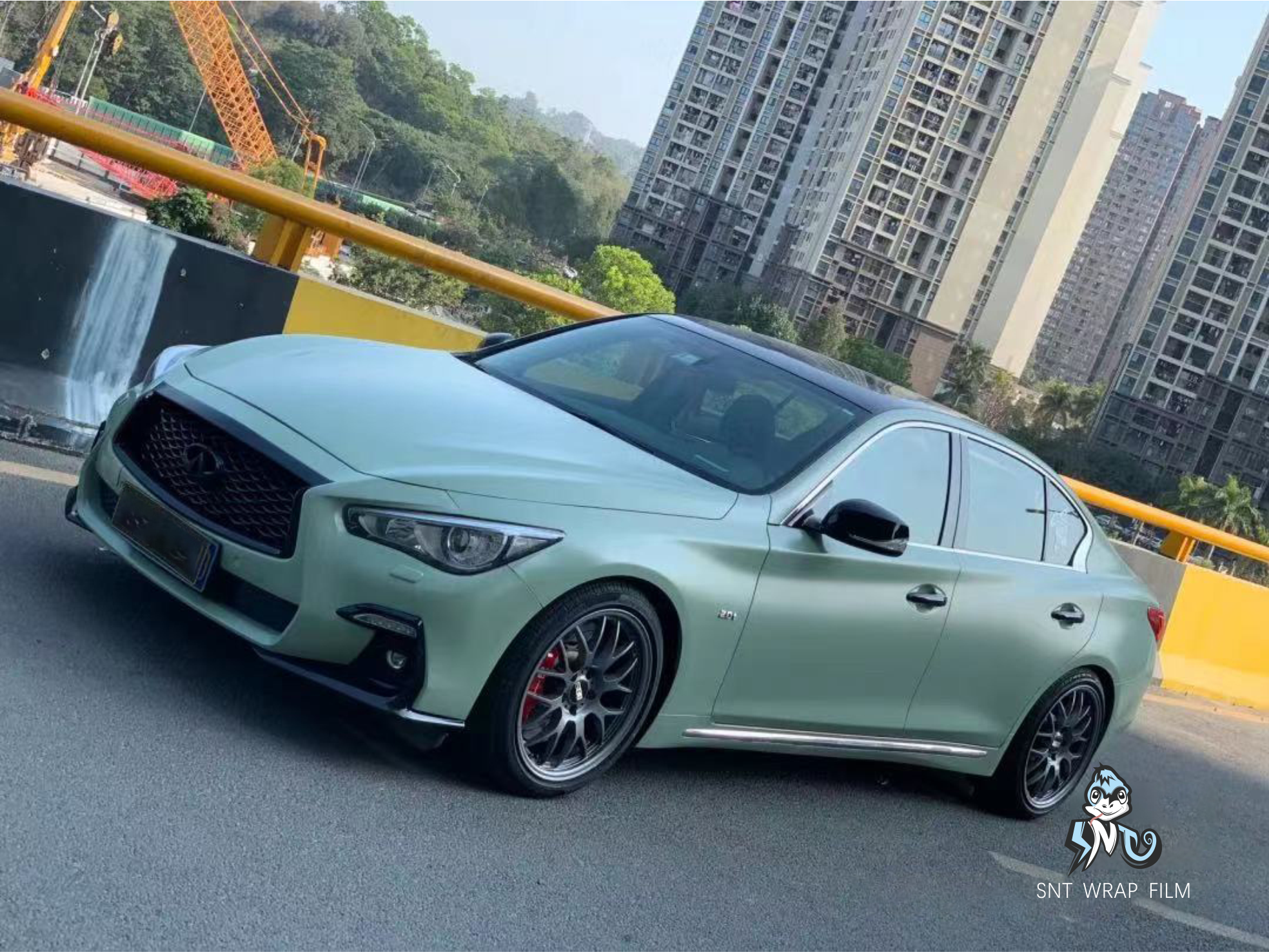 英菲尼迪卡其绿