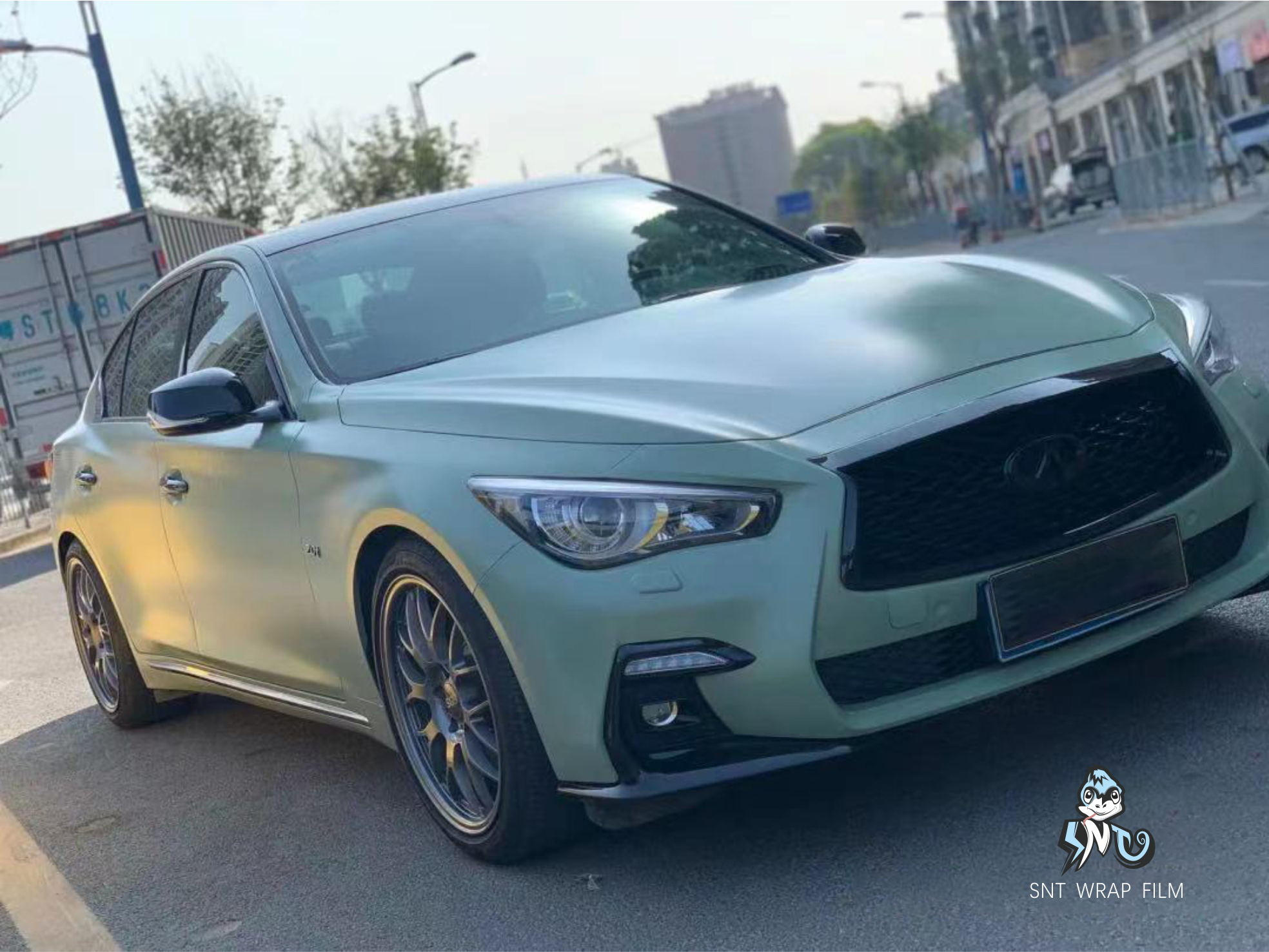 英菲尼迪卡其绿