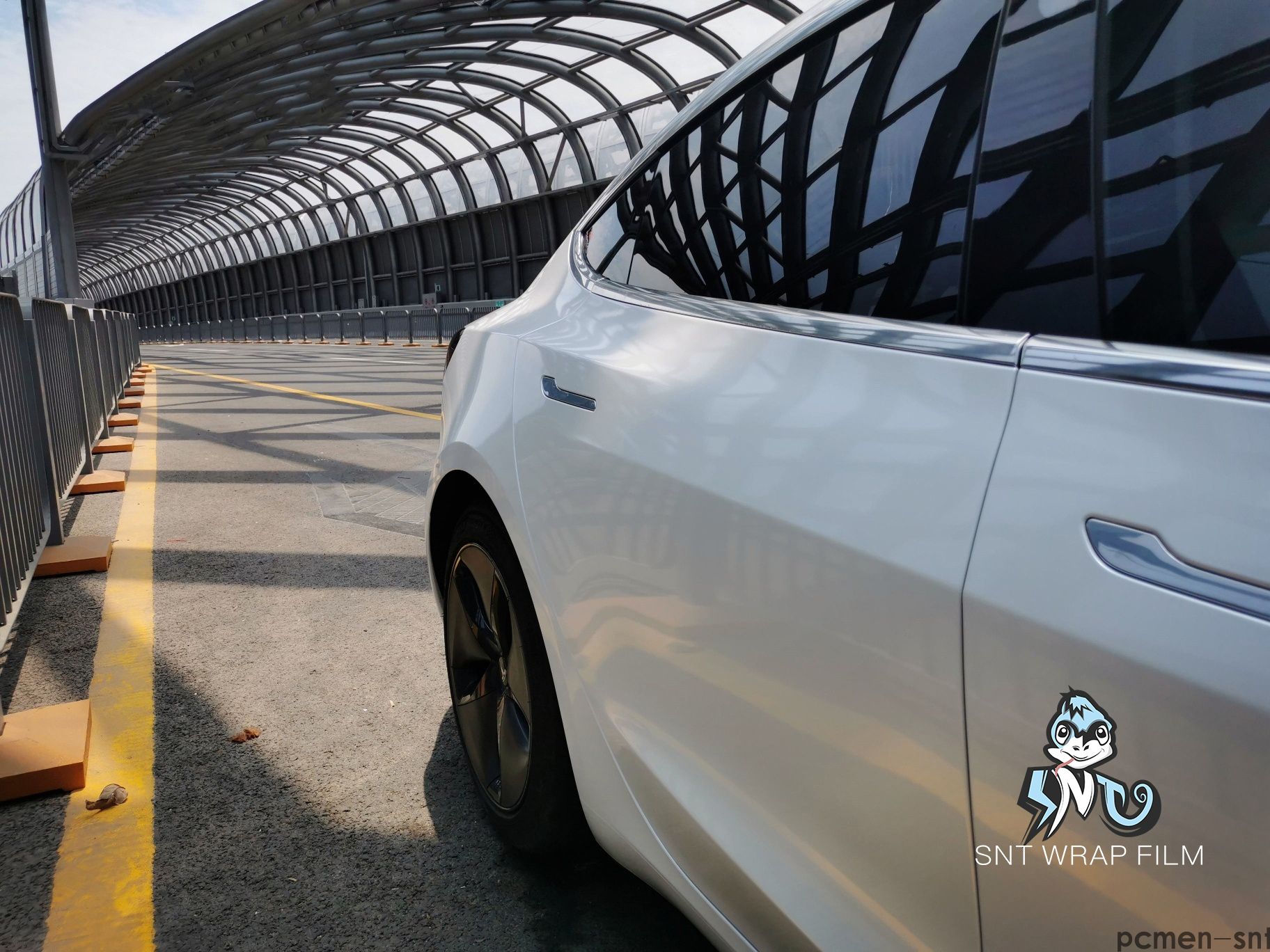 特斯拉 超亮金属雪山白